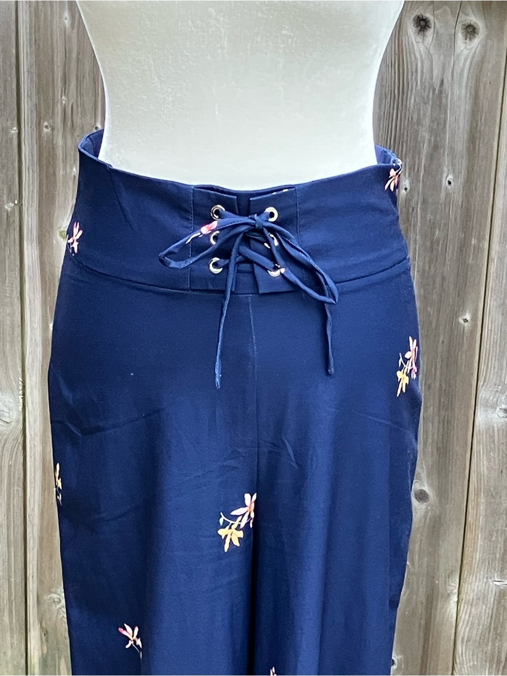 High-Waist Navy Floral Wide-Leg Cropped Pants with Lace-Up Waist